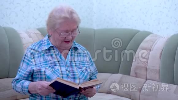 戴眼镜的老妇人看书