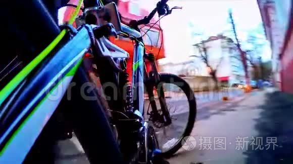 骑自行车的人沿着城市街道前进视频