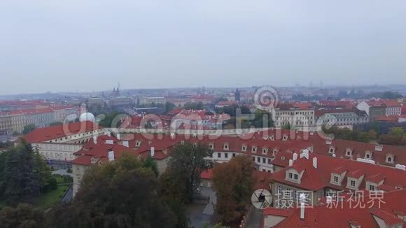 布拉格红色屋顶的空中美景视频