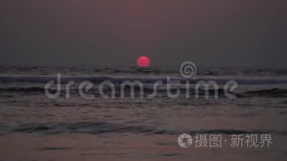 大海里美丽的日落.. 傍晚，红日在大海中落下