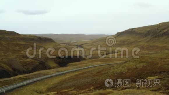 鸟瞰群山中一条空荡荡的街道，空荡荡的高速公路。