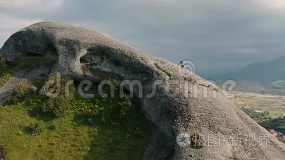 空中流星山和登山者