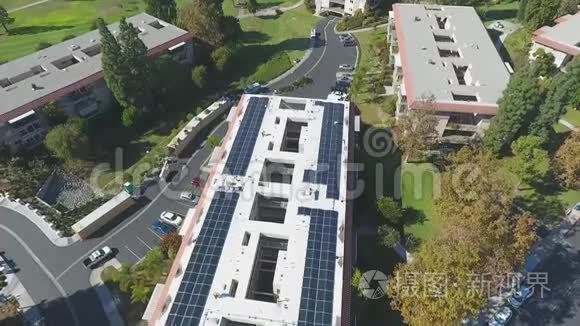 在退休大楼安装光伏太阳能电池板，空中景观。 可再生能源和可持续能源概念