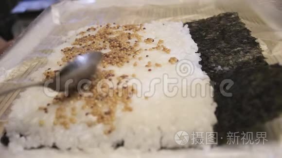 这个人用鲑鱼、奶酪和黄瓜在诺里的床单上做寿司。