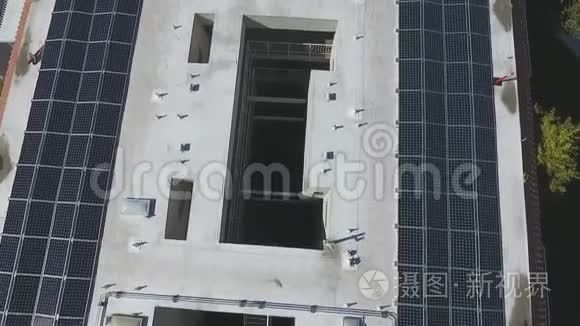 太阳能电池板项目安装在建筑物顶部的工人，鸟瞰，能源概念