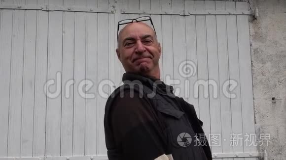 戴眼镜的成年光头男视频