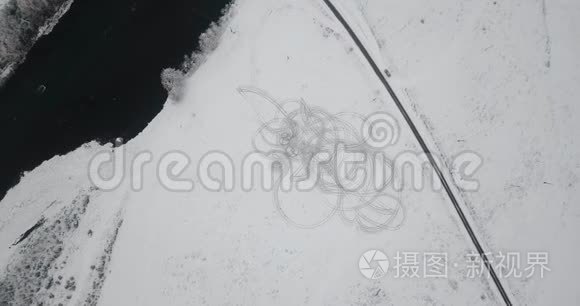 雪圈中的痕迹漂移飞行无人机冬季河路飞行