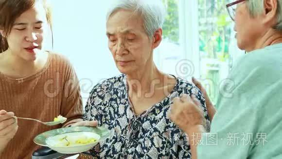 不高兴的亚洲老年妇女拒绝，手势与一个€œNOa€�的老年病人培育食物或无聊，老年人生病和生病