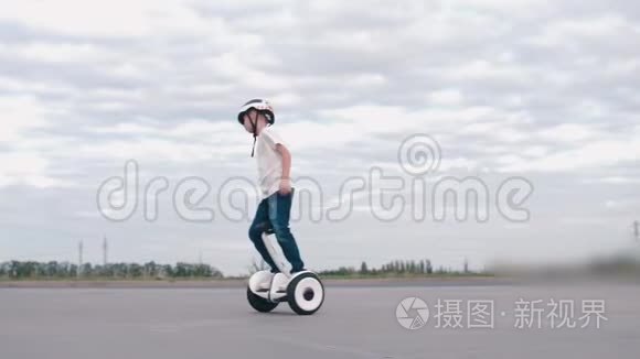 一个男孩在高速公路上的画像