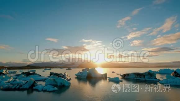 冰山的时间推移和日落的Jokulsarlon，一个冰岛冰川泻湖。 雪山。