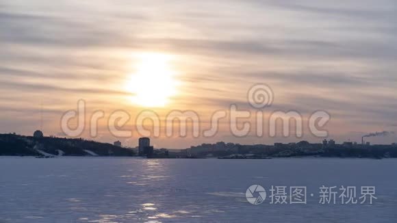 城市被冻结的伏尔加河，时间流逝