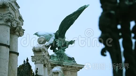 布达佩斯市上空的雄鹰雕像视频