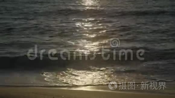 夕阳反射了海浪和沙滩视频