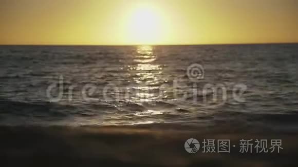 沙滩和海面反射夕阳视频