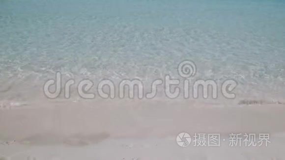 透明的海浪冲刷海滩海岸