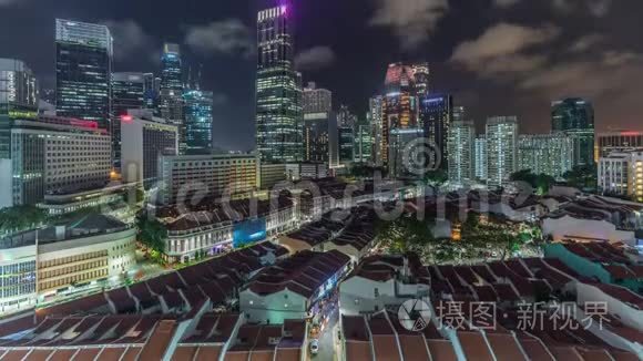 新加坡，带红色屋顶的唐人街和中央商务区摩天大楼的夜景