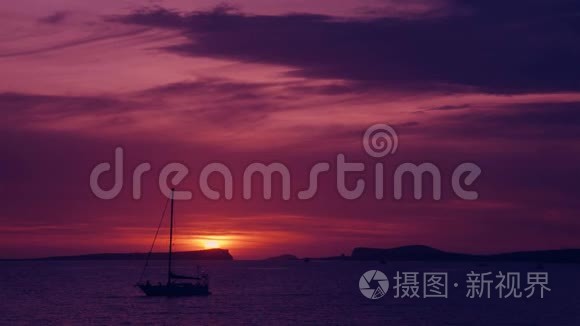 伊比萨多云的傍晚海上日落视频