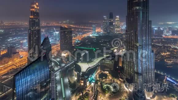 迪拜市中心的全景式天际线景观，包括购物中心、喷泉和Burj Khalifa的空中夜晚，直到白天。