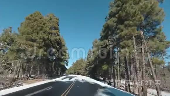 冬天在雪道上开车。 大峡谷国家公园。 美国亚利桑那州