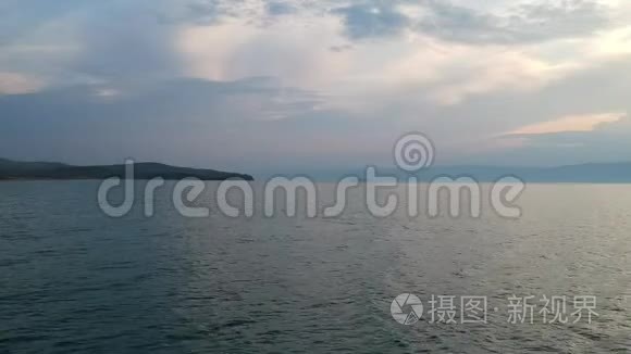 逐渐飞越水面.. 贝加尔湖，俄罗斯联邦性质.. 空中视频拍摄