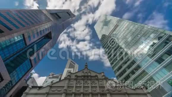 从现代商业、摩天大楼、玻璃和中央商业建筑的天空景观中寻找视角