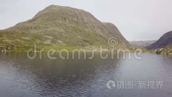 湖和山的史诗空中景色