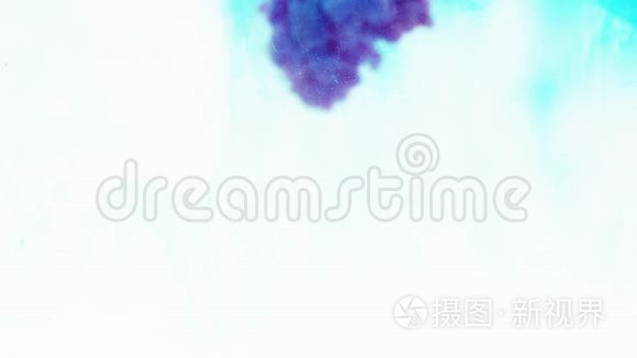 特写镜头。 彩福把水中的泥云混合在一起，缓慢地移动。 背景或背景用烟或墨水