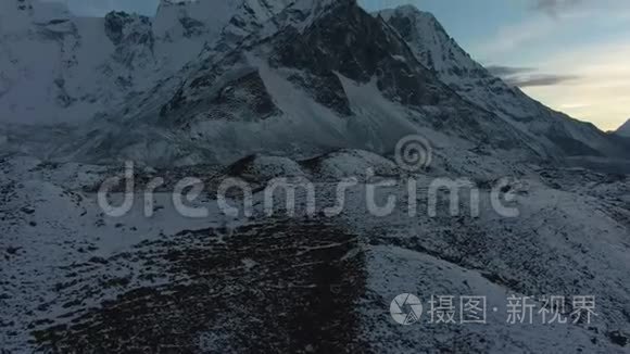 日落时的阿马达布拉姆山。 喜马拉雅山，尼泊尔。 鸟瞰图