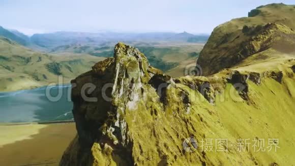 夏普山岭白天的鸟瞰图。 从无人驾驶飞机的山峰和河流进行空中