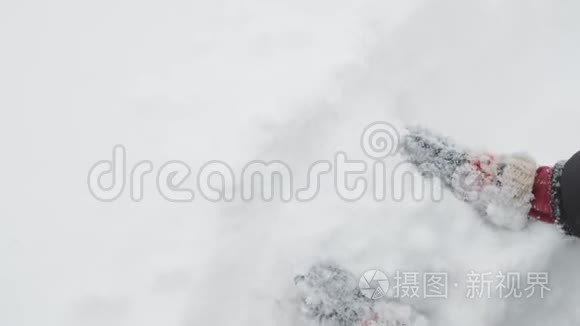 手拿手套拿雪视频