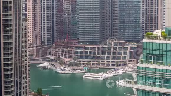 迪拜海滨住宅和办公室摩天大楼的空中景观，带海滨时代