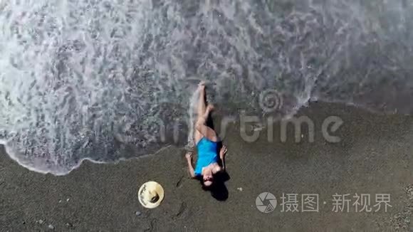 一个女人喜欢度假，躺在海滩上的水里。 暑假概念。