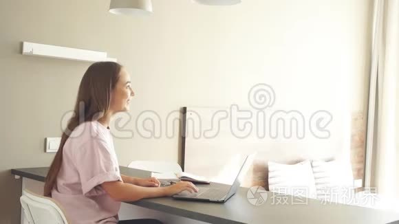 英俊的男人和漂亮的年轻女人一起在笔记本电脑前度过时光