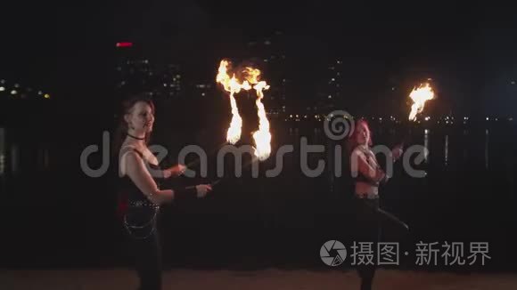 熟练的女性在户外用点燃的火炬跳舞