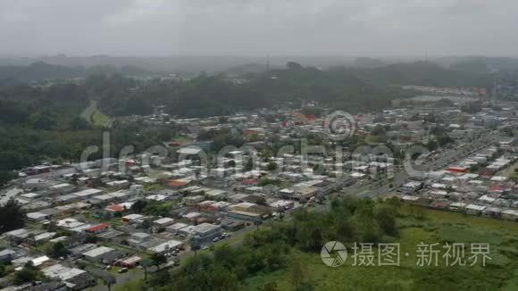 在波多黎各的一个居民区进行空中射击。