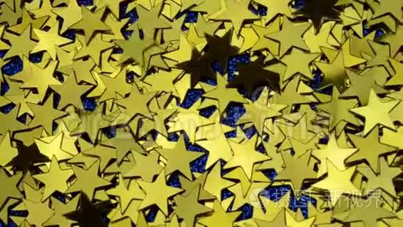 金色的黄色纸屑以不同的角度闪耀,摇动,抛掉落下来的经典蓝色闪光背景