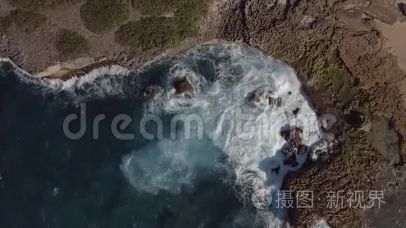 从空中俯瞰波多黎各沿海多岩石地区。