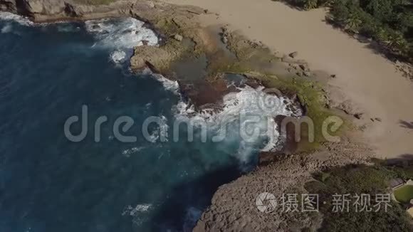 从空中俯瞰波多黎各沿海多岩石地区。