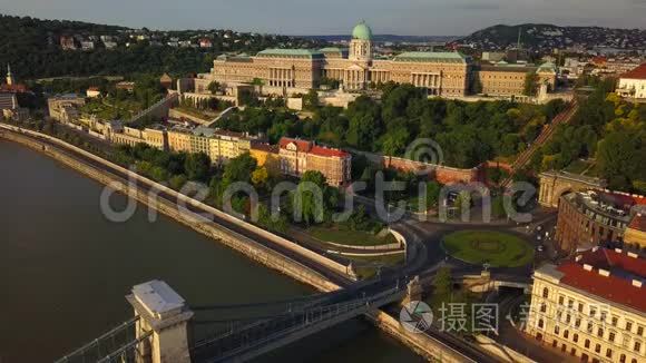 布达佩斯，匈牙利-4K鸟瞰布达城堡皇家宫殿日出与克拉克亚当广场和链桥