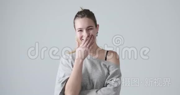 年轻的女人表达了极端的幸福视频