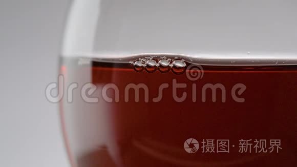 将红酒倒入杯中特写视频