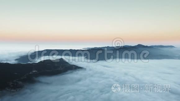 日出时云和雄伟山脉的鸟瞰图视频