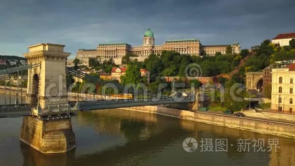 匈牙利布达佩斯-日出时与克拉克·亚当广场、黄色有轨电车和链桥共4K鸟瞰布达城堡皇家宫殿