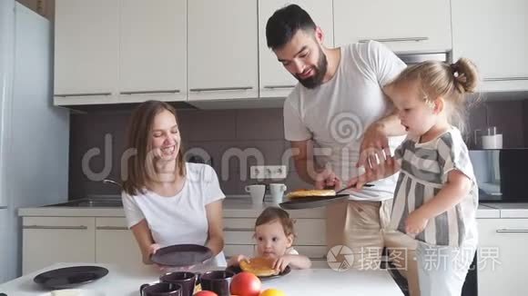 一个金发小女孩帮她父母做煎饼视频