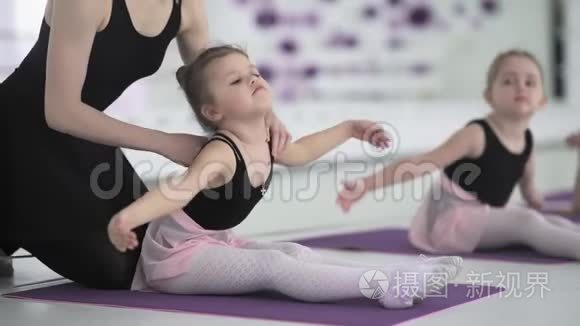 小女孩在现代芭蕾舞学校练习伸展。 有才华的孩子。 现代酷芭蕾工作室内部