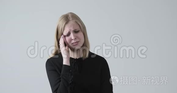 寻求万能帮助的女人从不想要的环境中走出来