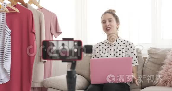 青少年vlogger使用笔记本电脑并在她的精品店录制新视频