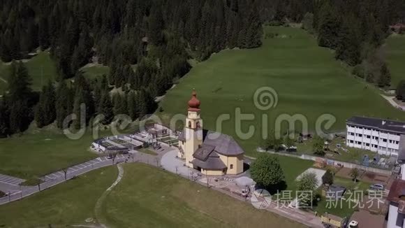 意大利乡村带塔教堂的空中美景视频