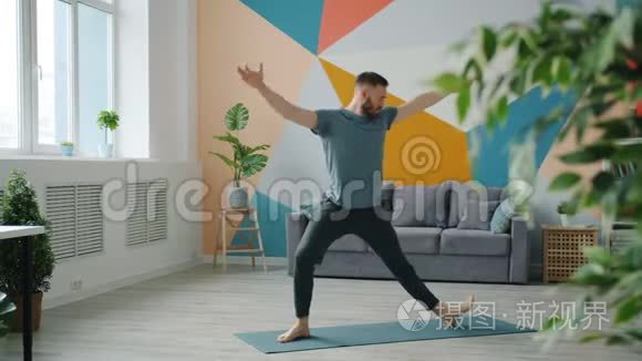 专业瑜伽教练在家锻炼身体，独自做体式复合体