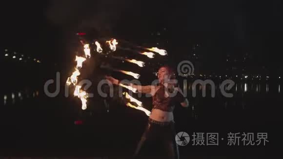 女艺术家表演旋转点燃扇子的艺术